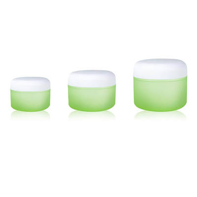 Un bocal de crème sans air en plastique de 50 g utilisé pour les soins cosmétiques de la peau.