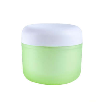Un bocal de crème sans air en plastique de 50 g utilisé pour les soins cosmétiques de la peau.