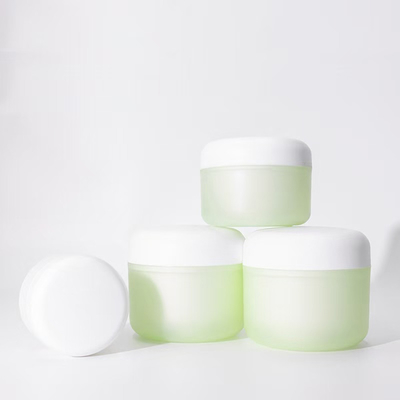 Un bocal de crème sans air en plastique de 50 g utilisé pour les soins cosmétiques de la peau.