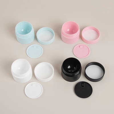 Un pot de crème en plastique haut de gamme de 50 g avec plusieurs couleurs pour les soins de la peau