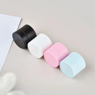 Un pot de crème en plastique haut de gamme de 50 g avec plusieurs couleurs pour les soins de la peau