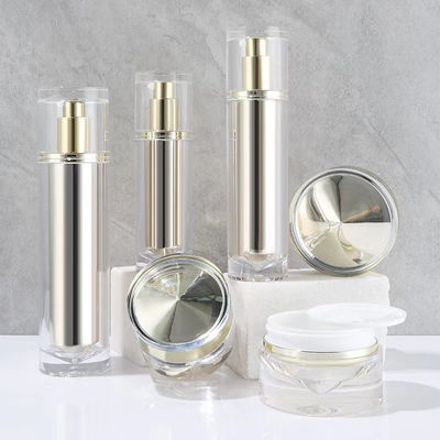 Vaporisateur à gâchette miniature en acrylique doré clair avec distributeur à pompe élégant et longueur de tube personnalisable pour emballage de soins de la peau
