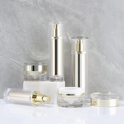 Vaporisateur à gâchette miniature en acrylique doré clair avec distributeur à pompe élégant et longueur de tube personnalisable pour emballage de soins de la peau