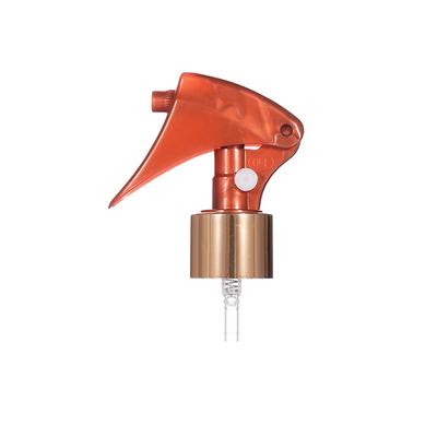 Un mini pulvérisateur à déclencheur en aluminium circle 24 / 410 avec bouton utilisé pour laver