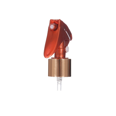 Un mini pulvérisateur à déclencheur en aluminium circle 24 / 410 avec bouton utilisé pour laver
