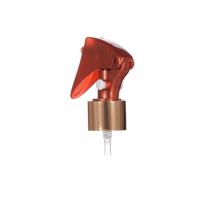 Un mini pulvérisateur à déclencheur en aluminium circle 24 / 410 avec bouton utilisé pour laver