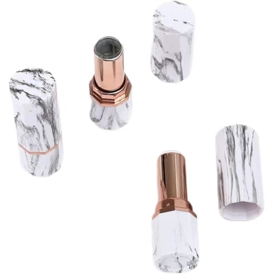 Élégante étui de rouge à lèvres en plastique à six angles contenant du cosmétique vide en noir ou blanc