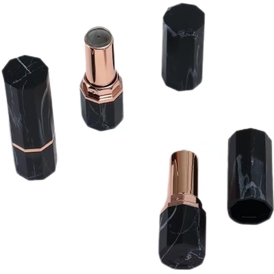 Élégante étui de rouge à lèvres en plastique à six angles contenant du cosmétique vide en noir ou blanc