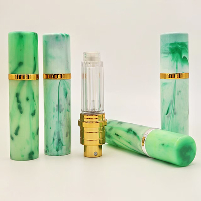 Un stylo de pulvérisation de parfum de 5 ml est conçu pour vous.
