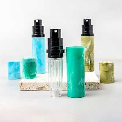 Un stylo de pulvérisation de parfum de 5 ml est conçu pour vous.