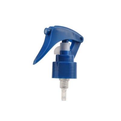 L'utilisation de produits de nettoyage à l'aide d'un appareil de pulvérisation à déclencheur miniature bleu foncé