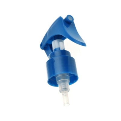 L'utilisation de produits de nettoyage à l'aide d'un appareil de pulvérisation à déclencheur miniature bleu foncé