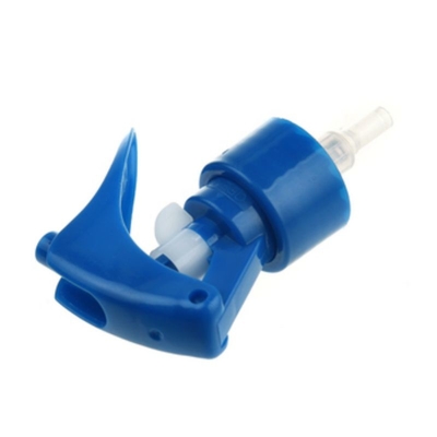 L'utilisation de produits de nettoyage à l'aide d'un appareil de pulvérisation à déclencheur miniature bleu foncé