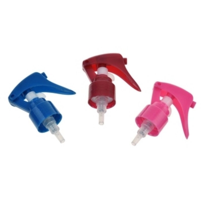 L'utilisation de produits de nettoyage à l'aide d'un appareil de pulvérisation à déclencheur miniature bleu foncé