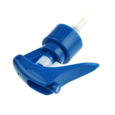 L'utilisation de produits de nettoyage à l'aide d'un appareil de pulvérisation à déclencheur miniature bleu foncé