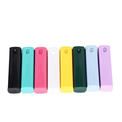 Un stylo de parfums en PP de forme carrée et colorée pour une pulvérisation de parfums sans effort et précise