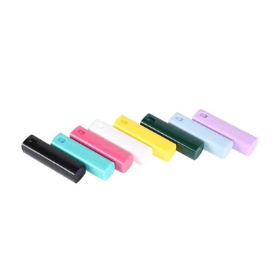 Un stylo de parfums en PP de forme carrée et colorée pour une pulvérisation de parfums sans effort et précise