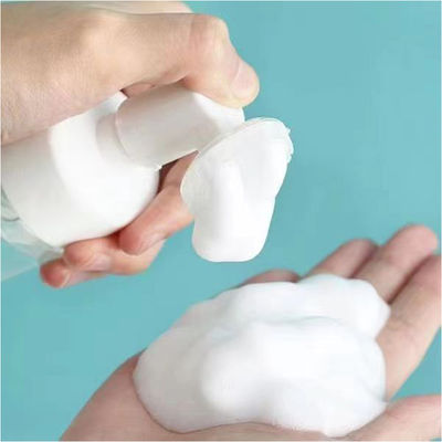 Bouteille en mousse avec brosse en silicone plastique et fonctionnalité hybride pour un massage doux et une application cosmétique hygiénique