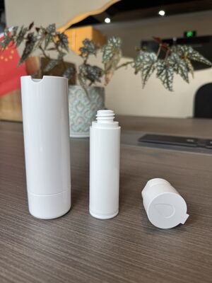 Bouteille de pompe sans air en plastique de 50 ml en gros avec pompe à lotion sous vide en ABS + PP et couleur personnalisée